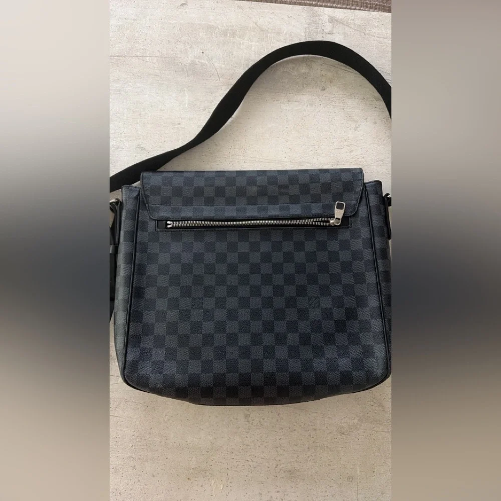 Louis Vuitton Damier Graphite District MM: amazing condition. Used once.